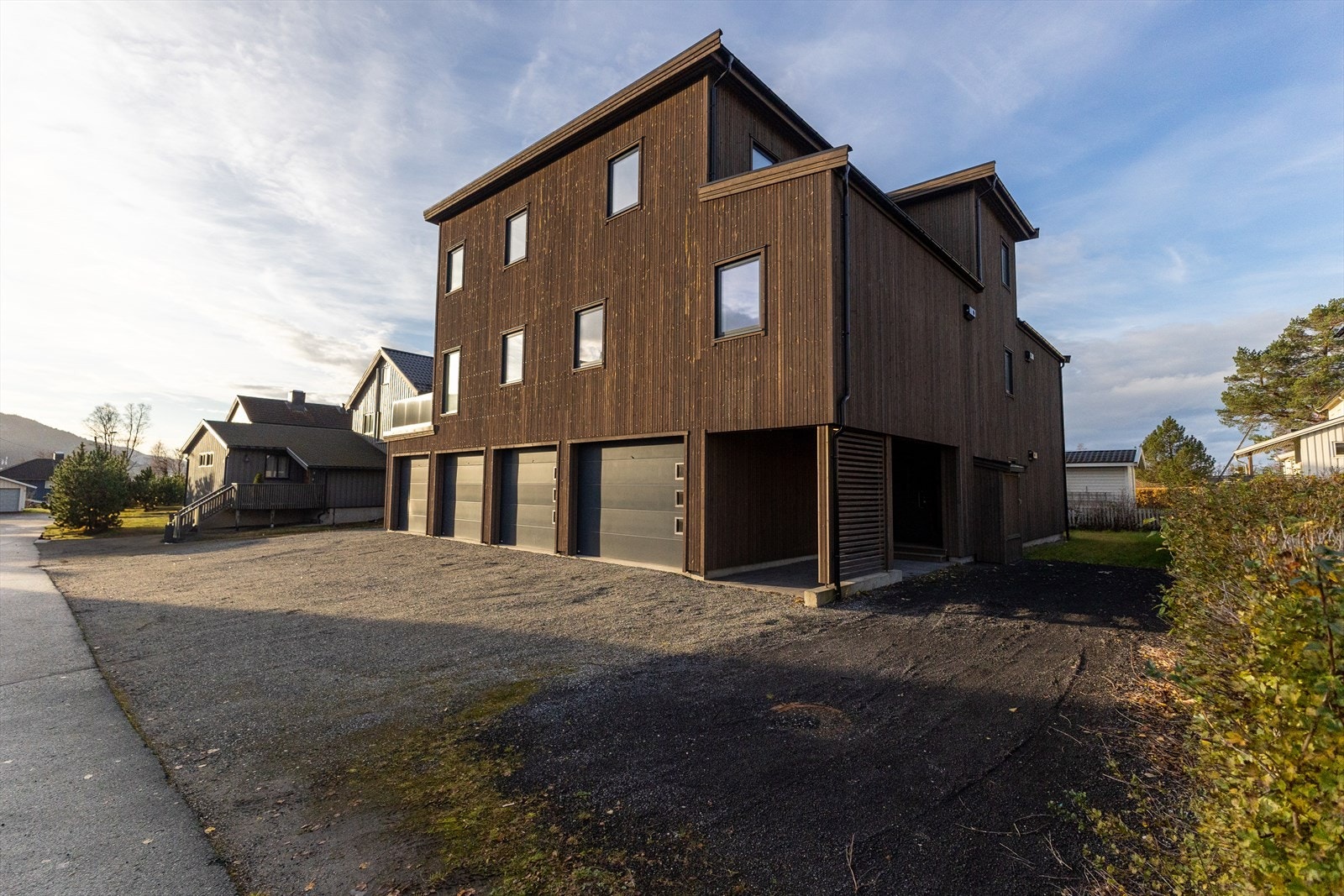 Ved å benytte Royalimpregnerte kledninger minimeres vedlikehold. En godt luftet kledning varer i svært mange år. Vegger av Itre gir uovertruffen stabilitet. Pent, overbygget, flislagt og felles inngangsparti. Galleribilde