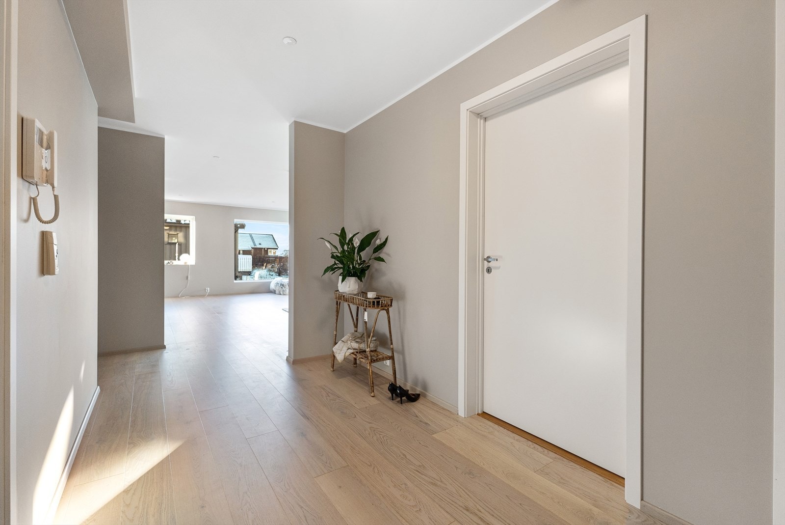 Listefrie overganger mellom vegg/himling. Porttelefon med døråpner. Stort sett alle vegger har K Stav som er svært stabil. Alle innervegger er isolert. Galleribilde