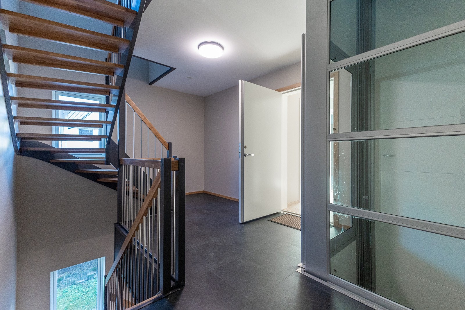 Svært fine felles arealer, som knyttes sammen med eksklusiv trapp. Det er heis i bygget for lett adkomst. Her er bildet tatt mot leiligheten på motsatt side. Galleribilde