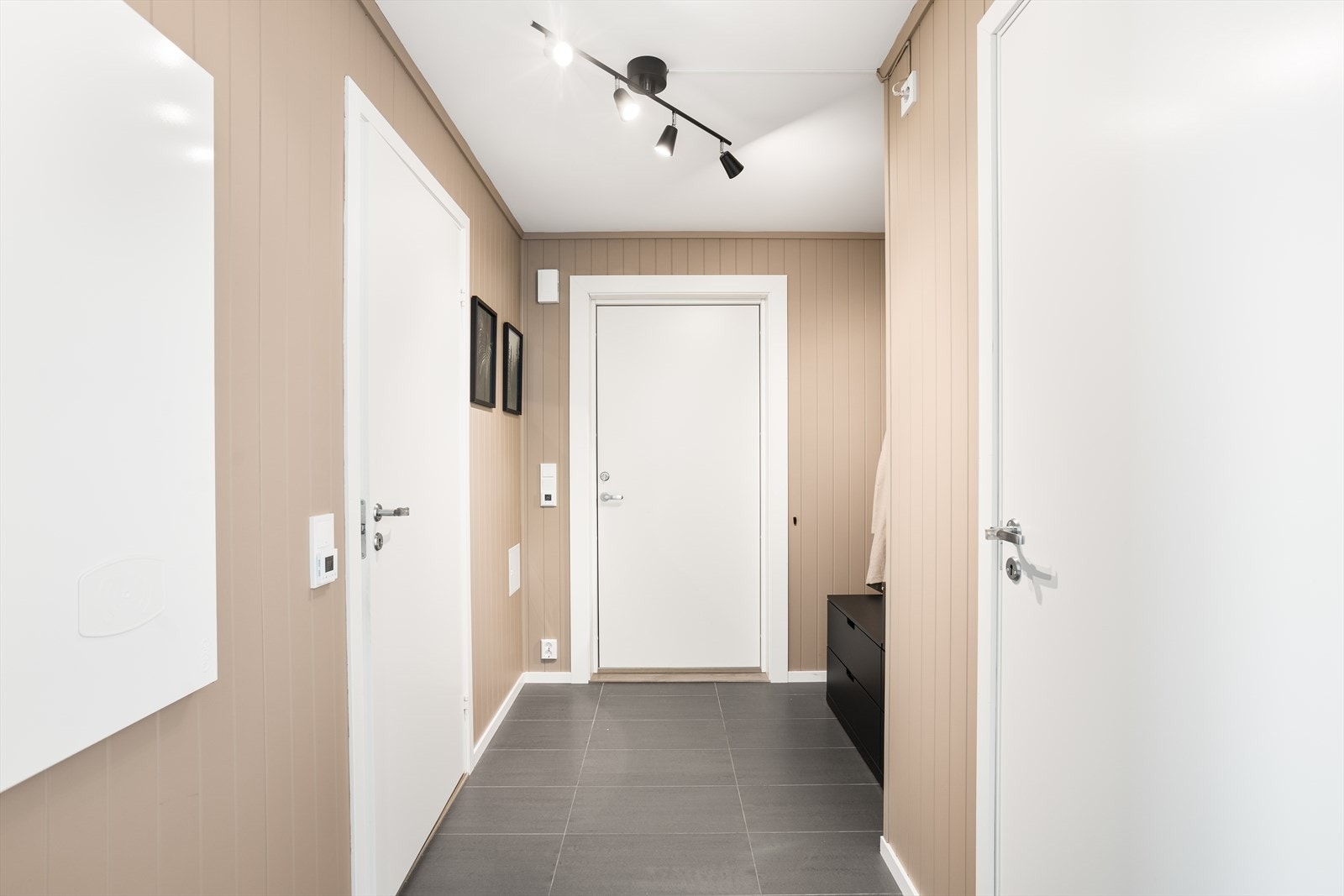 Du ønskes velkommen inn i en lys og romslig gang. Galleribilde