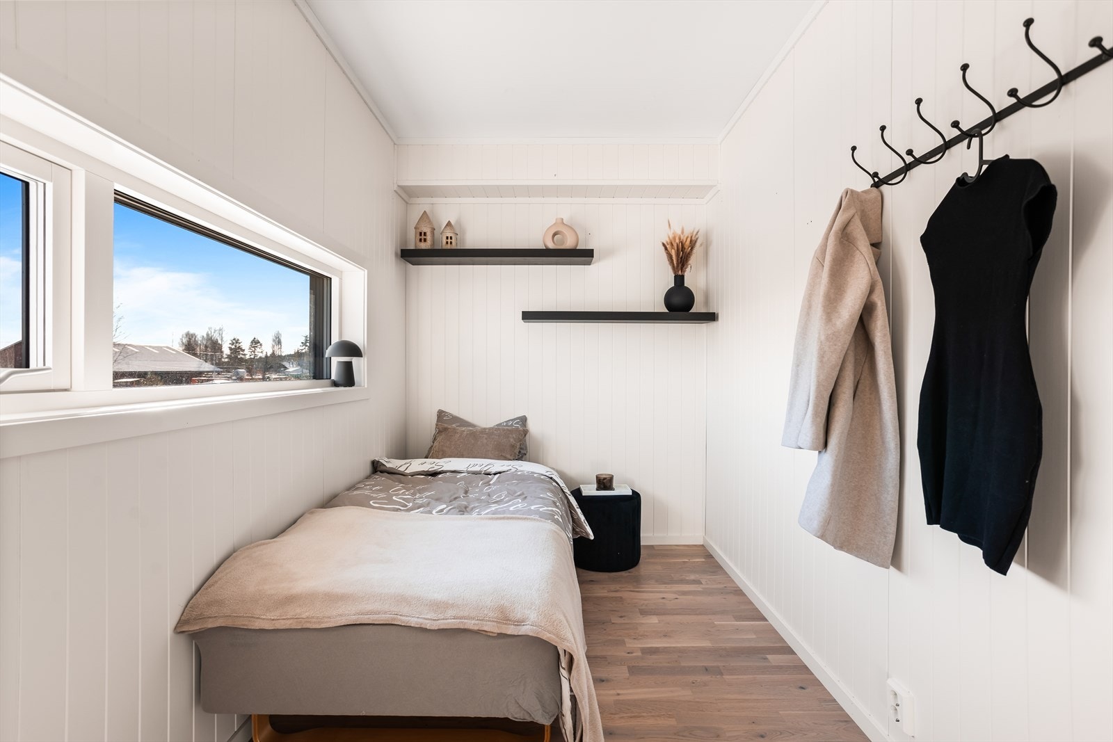 Soverom 2 med god plass til seng og garderobeskap. Galleribilde