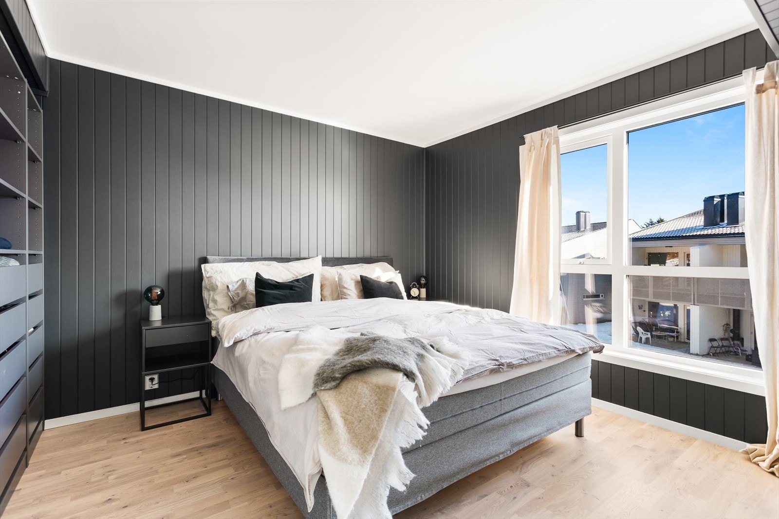 Stort hovedsoverom med god plass til dobbeltseng og tilhørende nattbord. Galleribilde