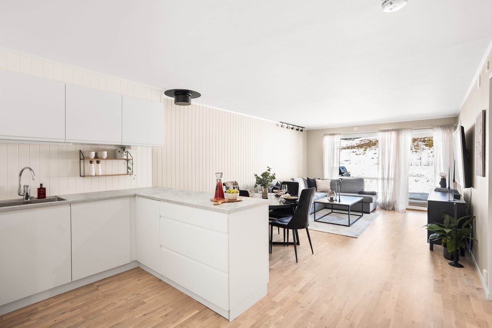 Leiligheten har en praktisk og sosial planløsning med åpen stue-kjøkken løsning. Galleribilde