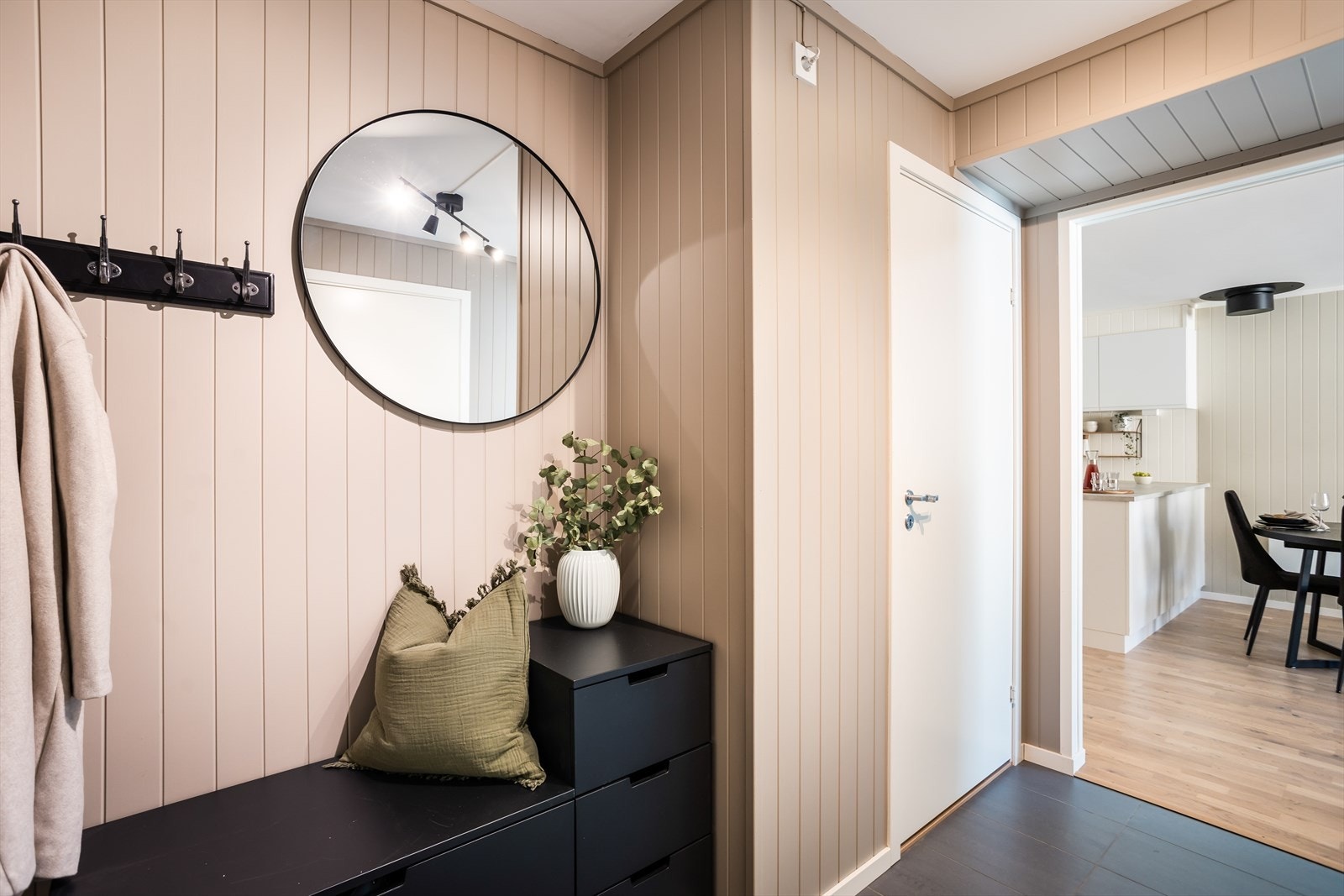 Godt med lagringsplass i gangen, her kan du legge fra deg yttertøy og diverse. Galleribilde