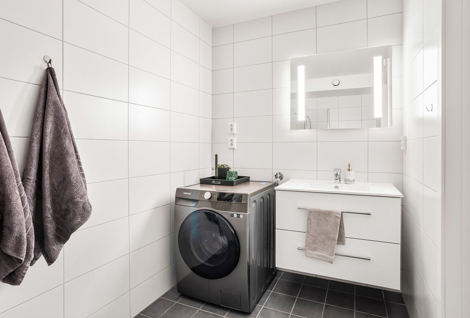 Pent og flislagt bad med varme i gulvet. Det er også opplegg for vaskemaskin og tørketrommel. Galleribilde