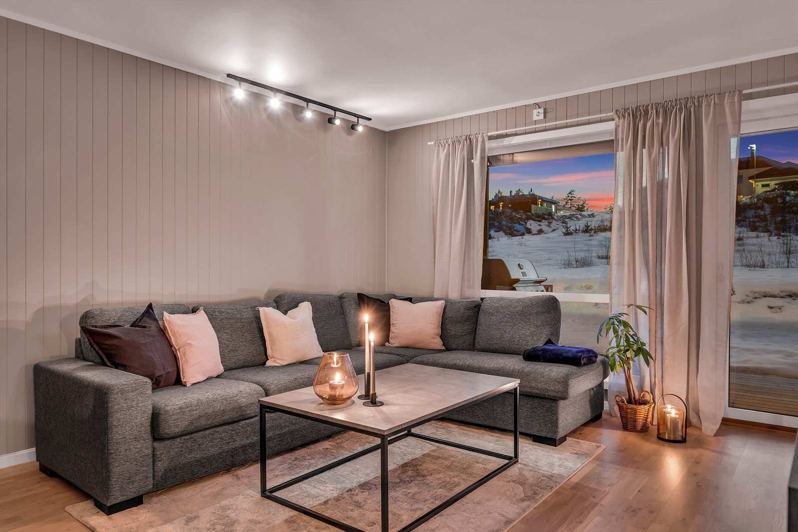 Romslig med god plass til sofagruppe og tv. Galleribilde