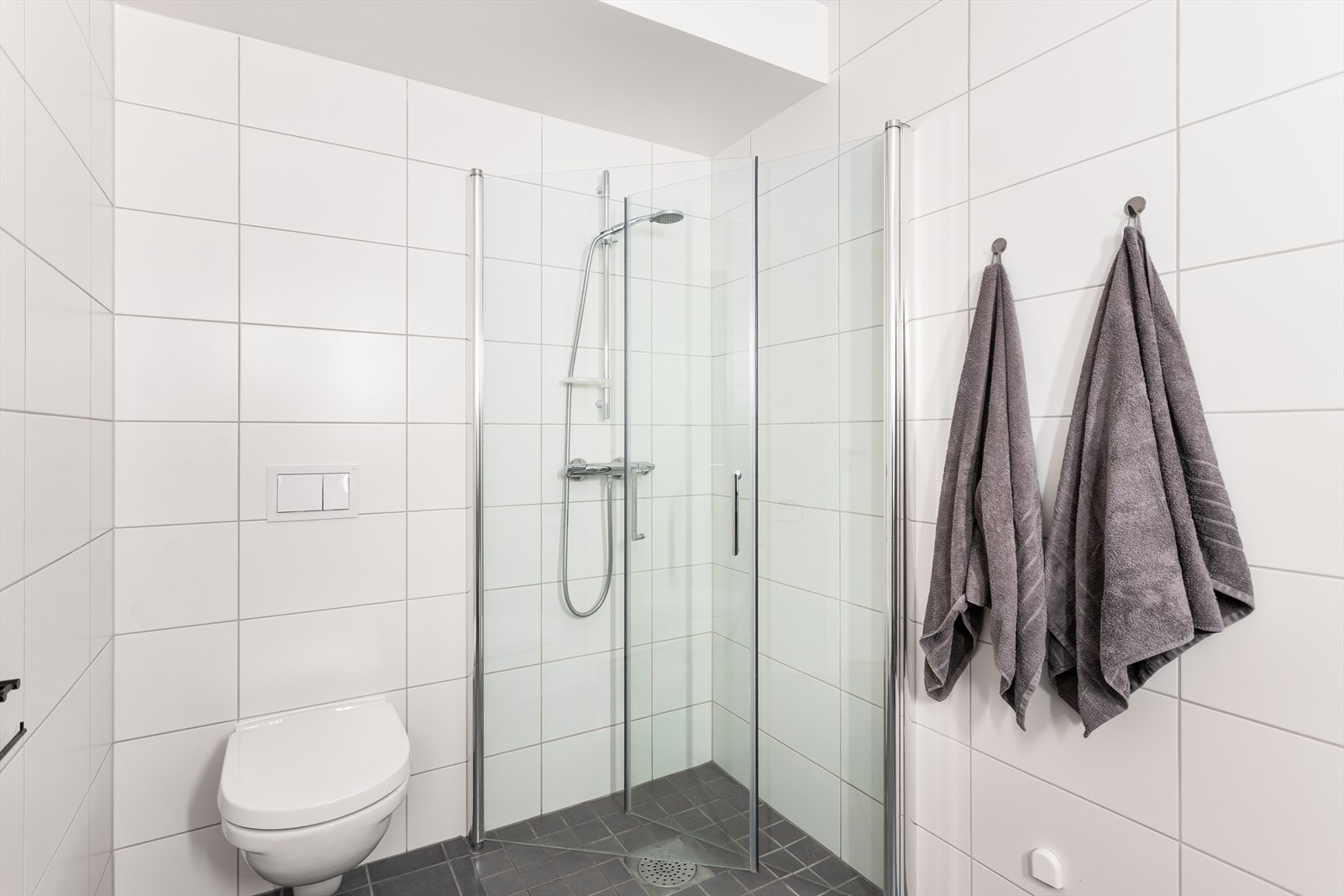 Stort bad med servant, toalett og dusj. Galleribilde