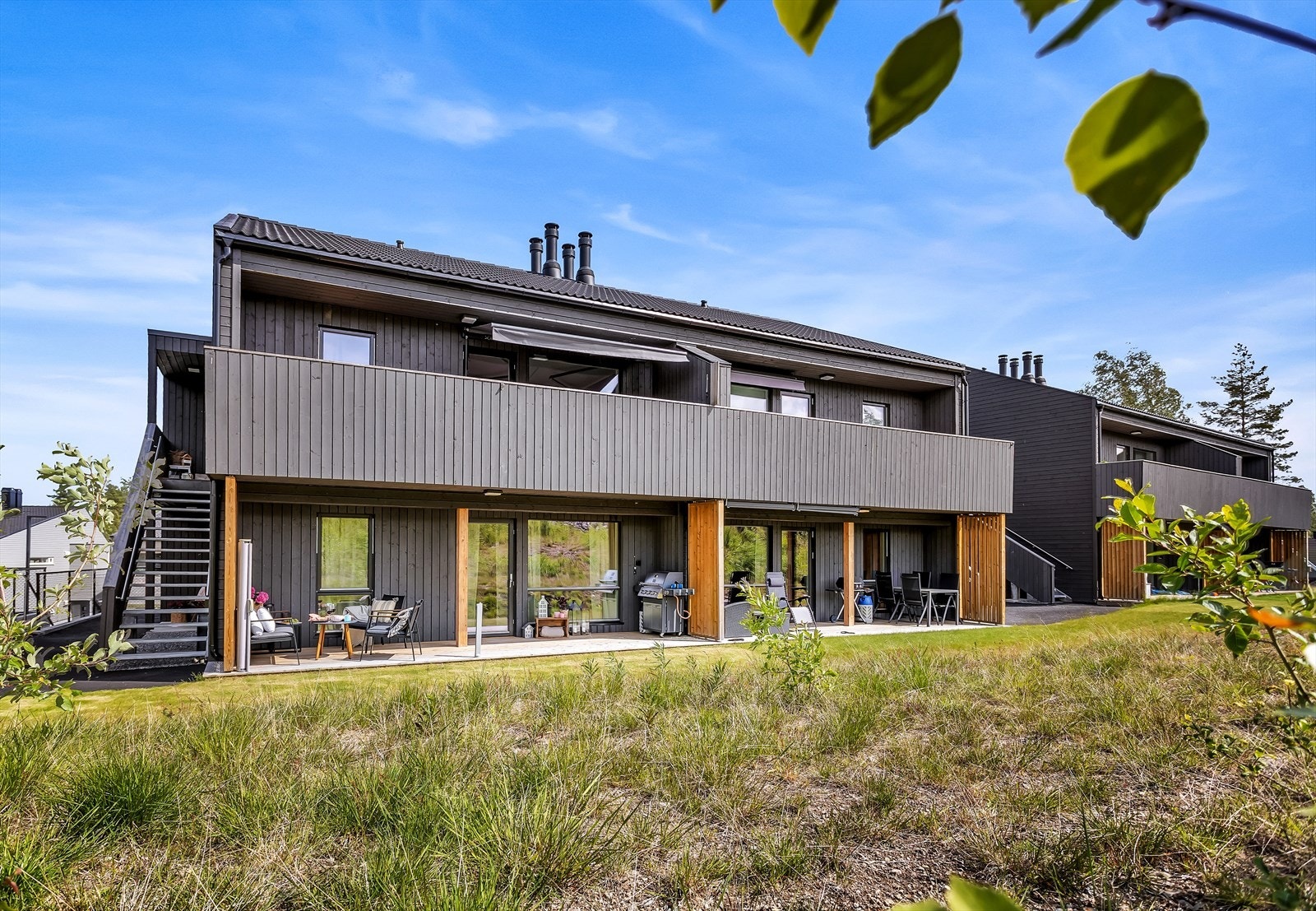 Eiendommen er beliggende på et nyere boligfelt i Nannestad. Galleribilde