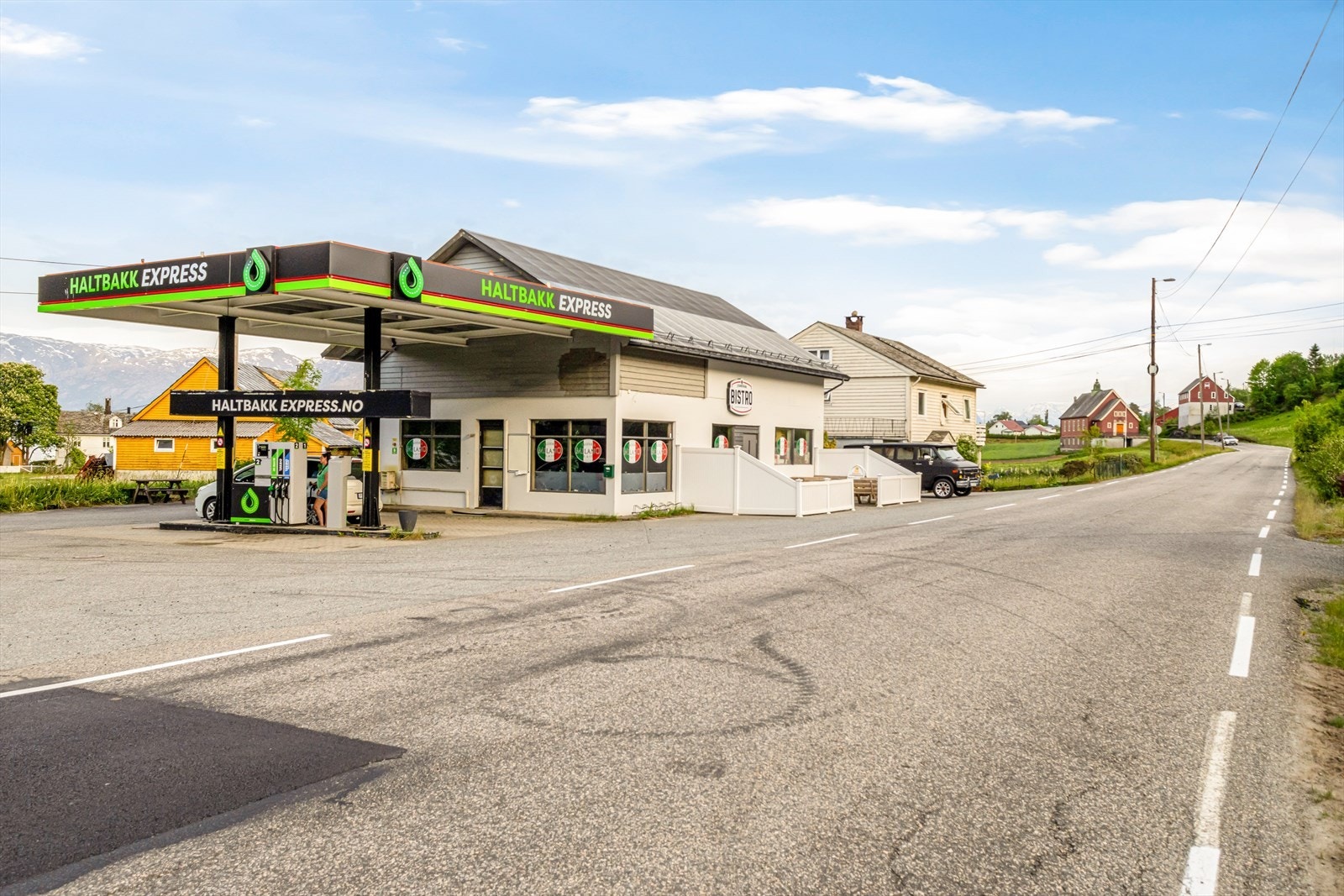 Knappe 3 minutter til bensinstasjon i området, samt 2 minutter til Thai Take Away vogn Galleribilde