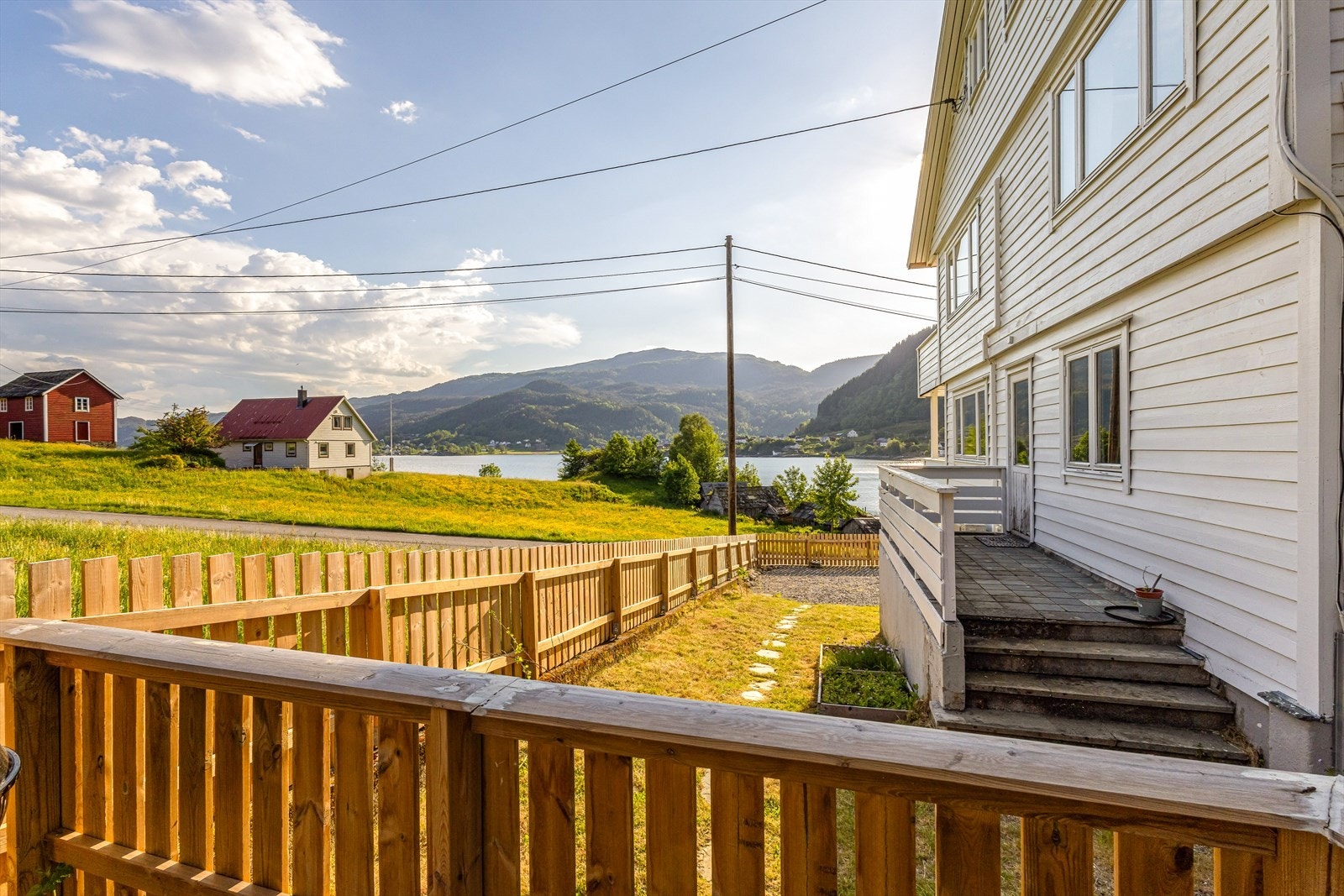 Det gjøres oppmerksom på at store deler av terrassen er oppført utenfor eiendommens grenser Galleribilde