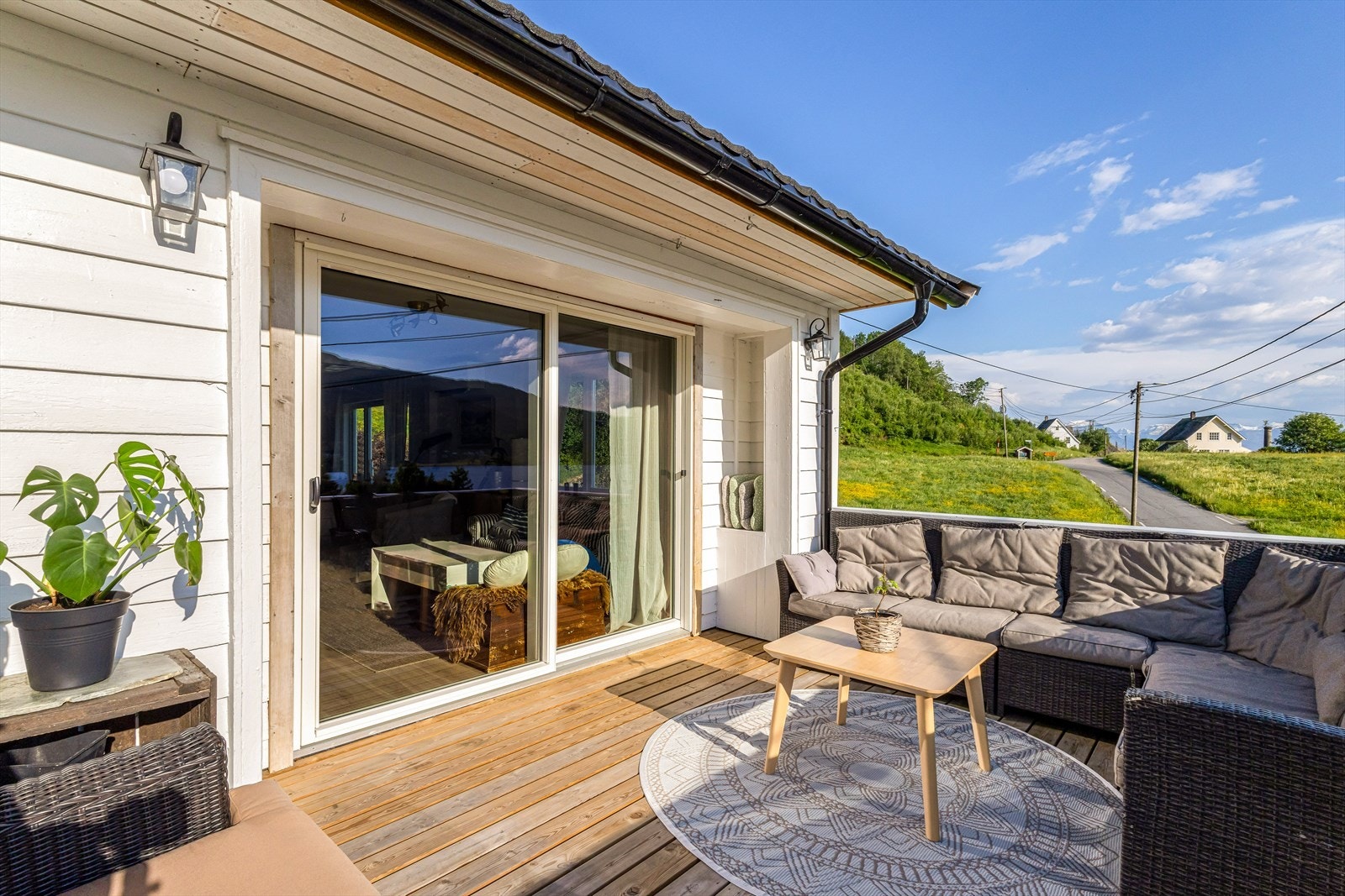 Store skyvedører gjør at utearealet blir en naturlig forlengelse av stuen på sommerstid Galleribilde