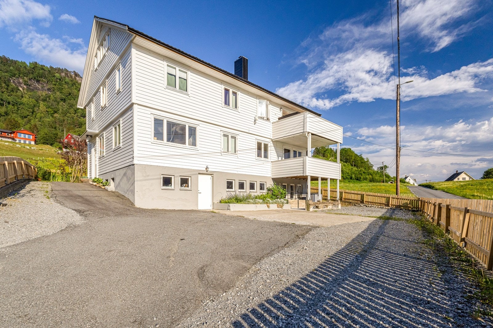 Leiligheten består av byggets to øverste etasjer og mye bonusrom i kjeller Galleribilde