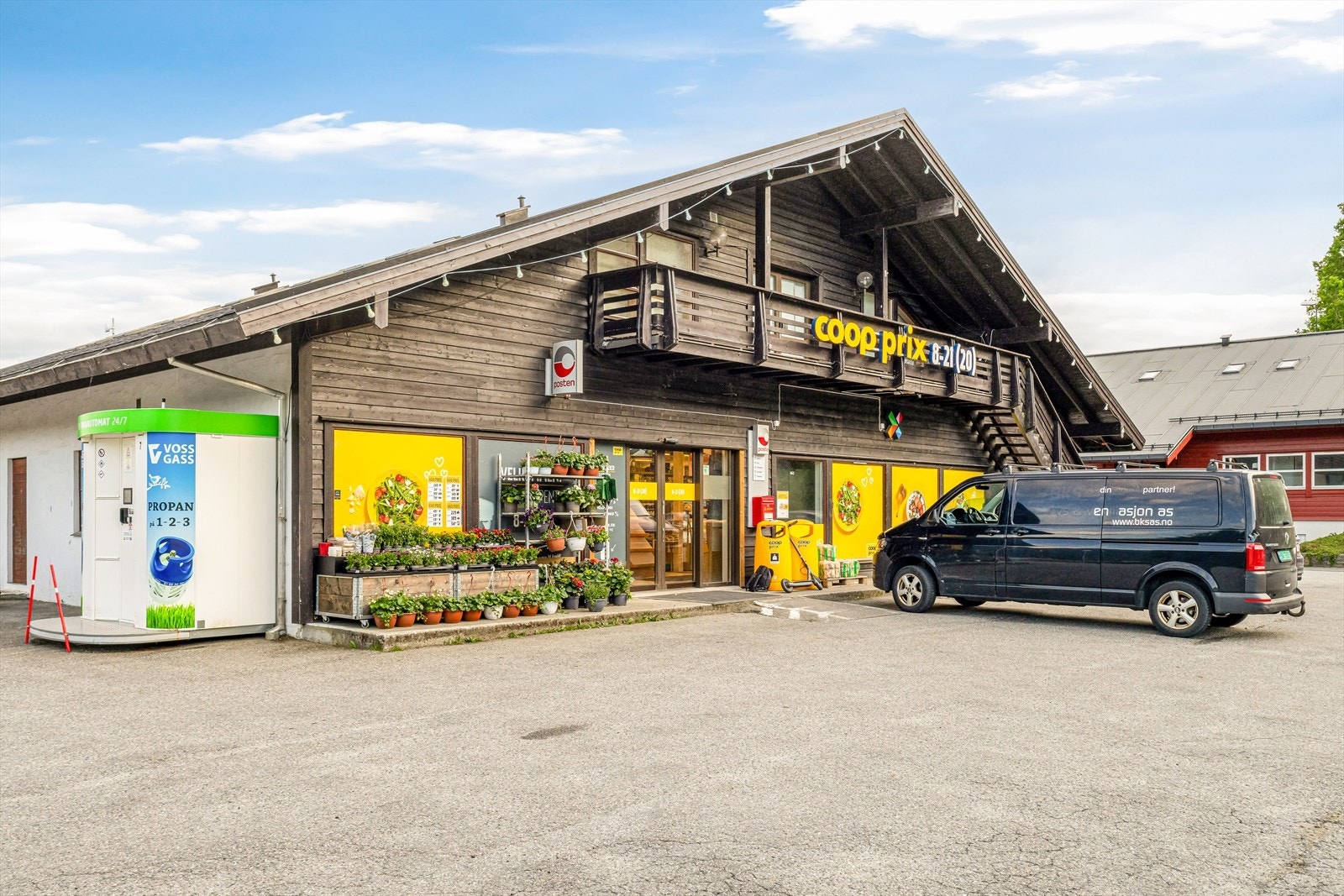 Ca 4 minutter med bil eller 10 minutter på sykkel til dagligvarebutikk Galleribilde