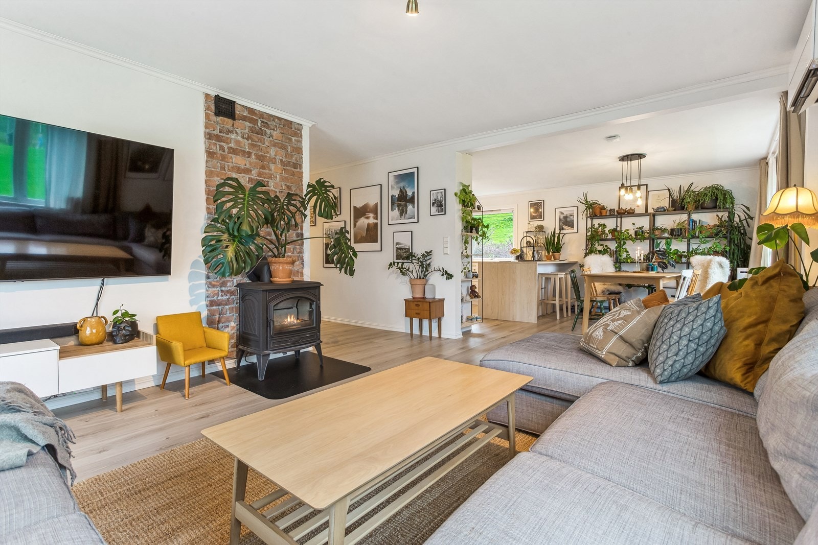 Romslig og sosial stue med plass til hele familien Galleribilde