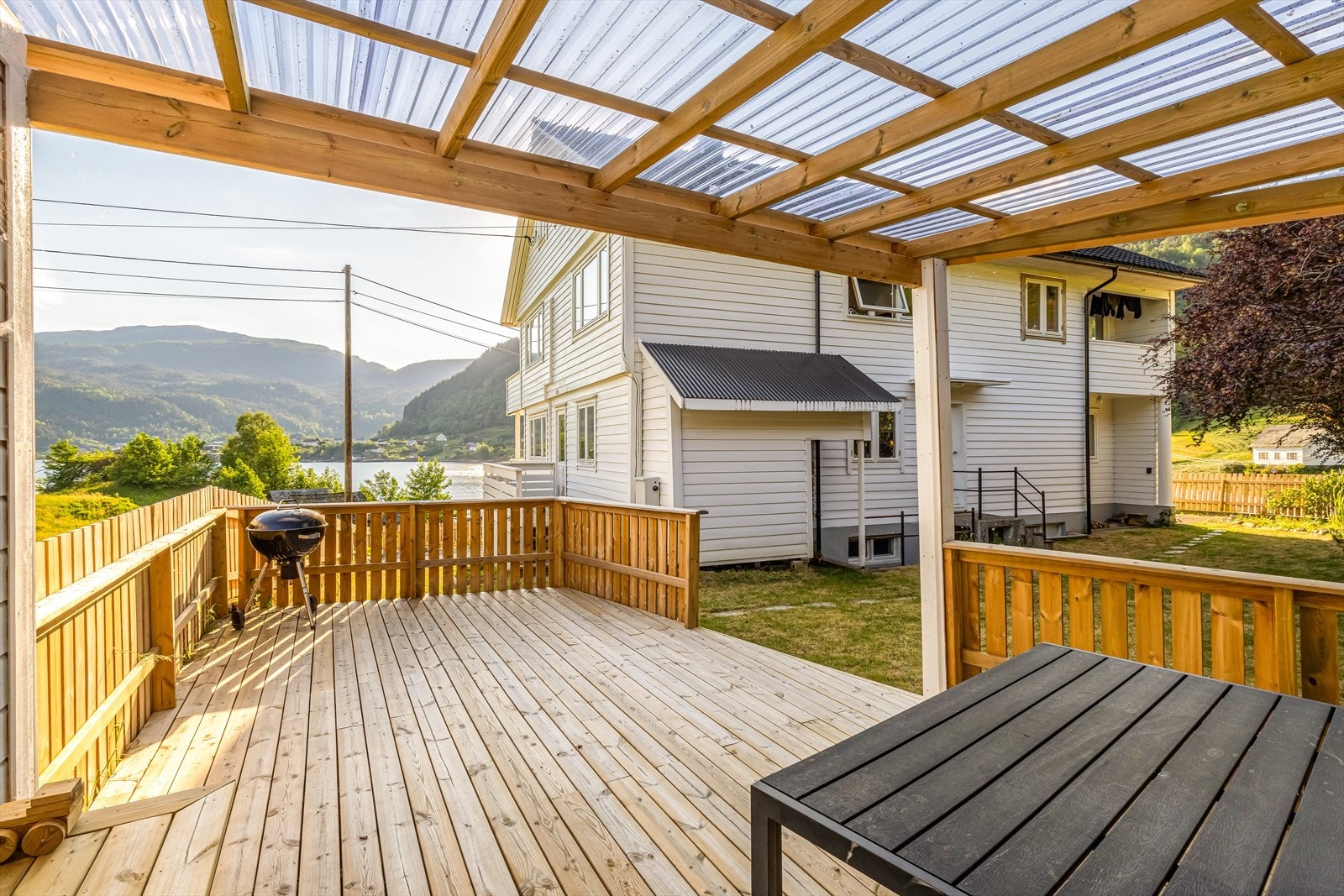 Romslig og solrik terrasse oppført i 2020. Klargjort med trekkrør for elektrisitet om det er ønskelig med belysning eller varmeovn i fremtiden Galleribilde