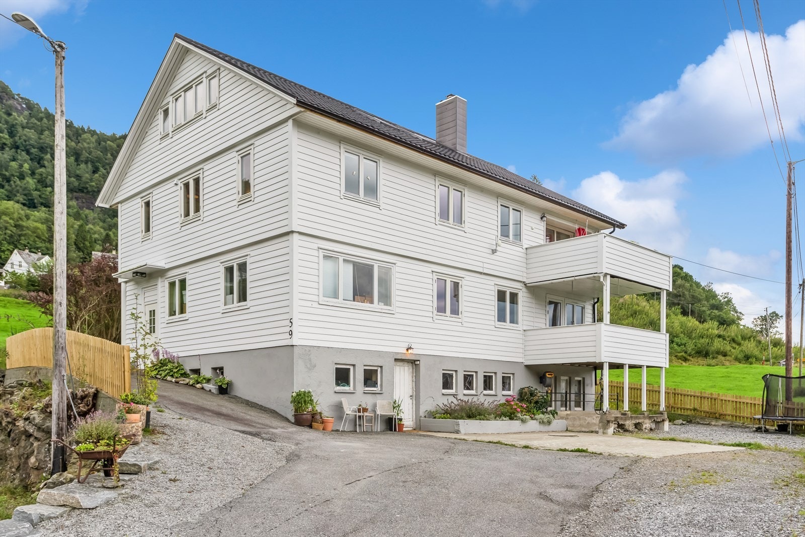 Hver seksjon har tilhørende to biloppstillingsplasser på eiendommen Galleribilde