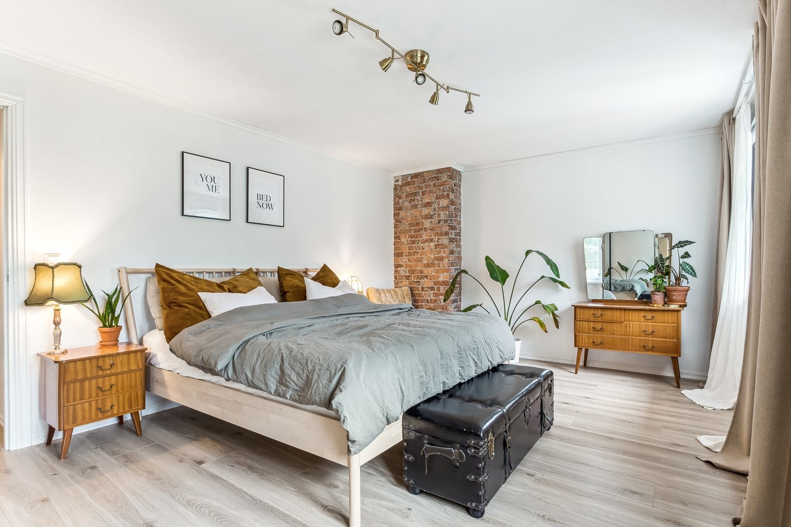 Romslig hovedsoverom med god plass til ønsket møblement Galleribilde