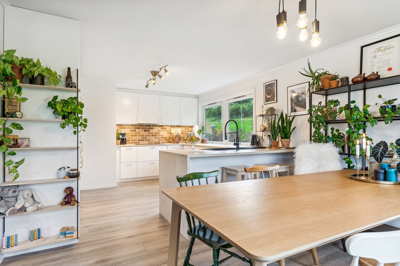 Romslig spisestue med plass til hele familien Galleribilde