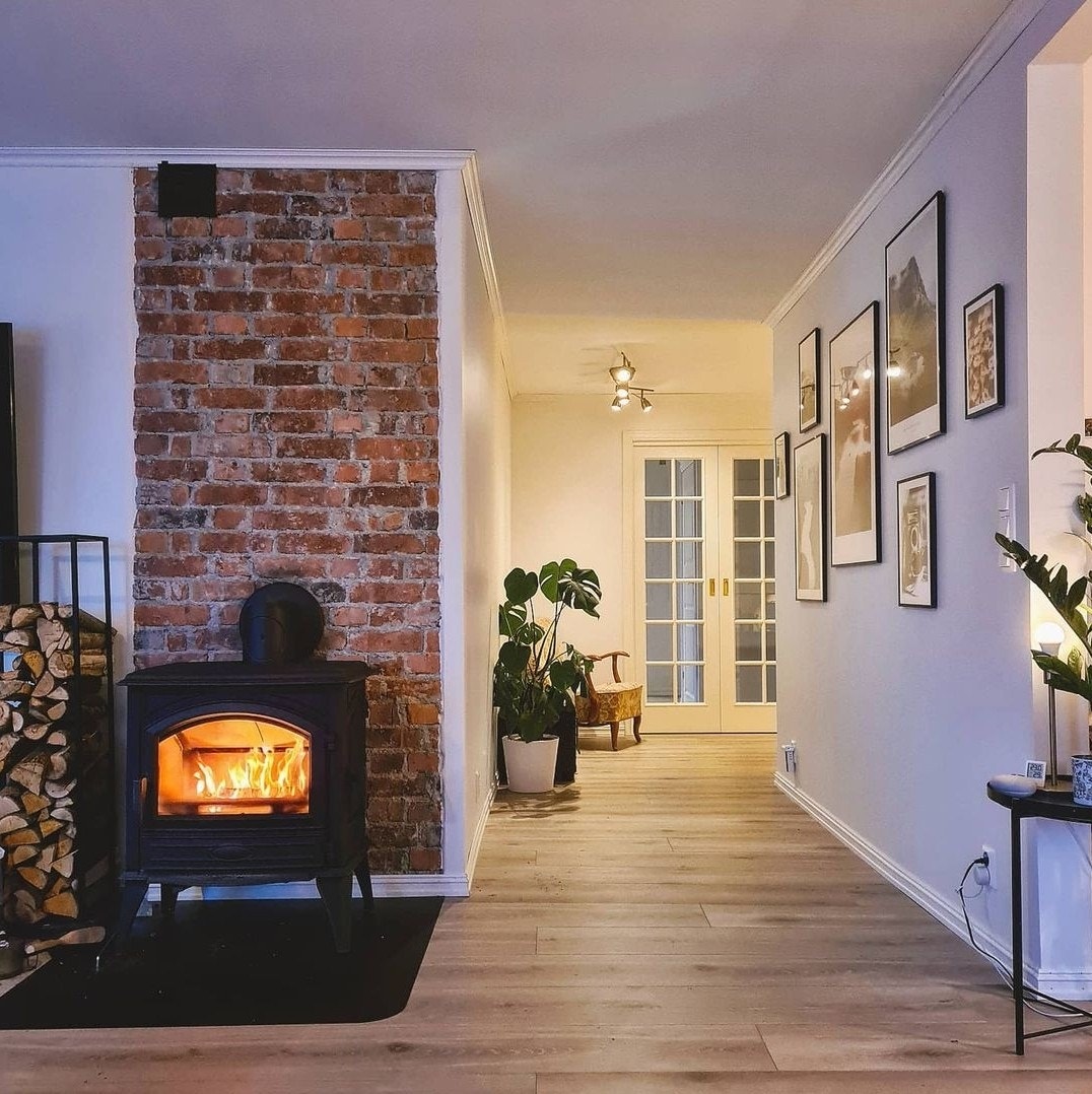 Selgers private bilder - Koselig med fyr i peisen på en regnfull høstkveld Galleribilde