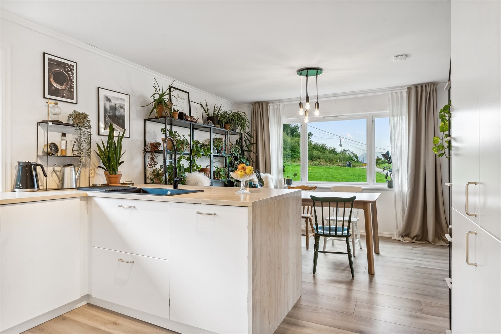 Kjøkkenet har integrerte hvitevarer Galleribilde