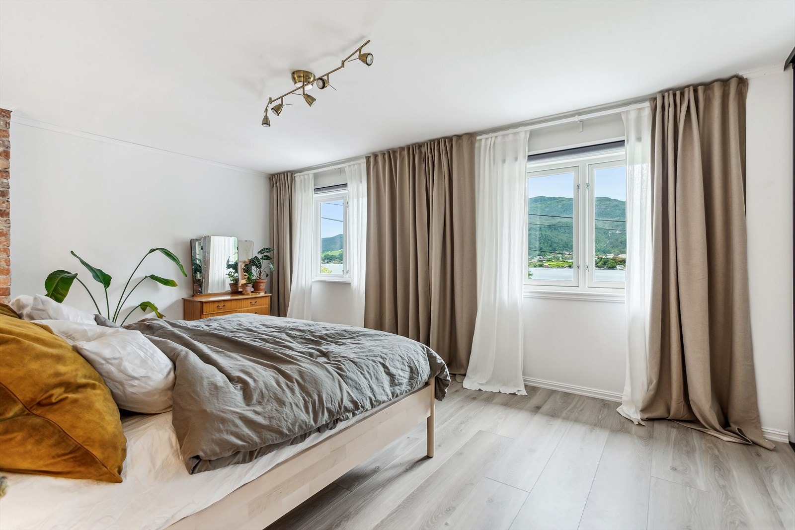 Her våkner du opp til utsikt ut over fjorden! Den perfekte start på dagen Galleribilde