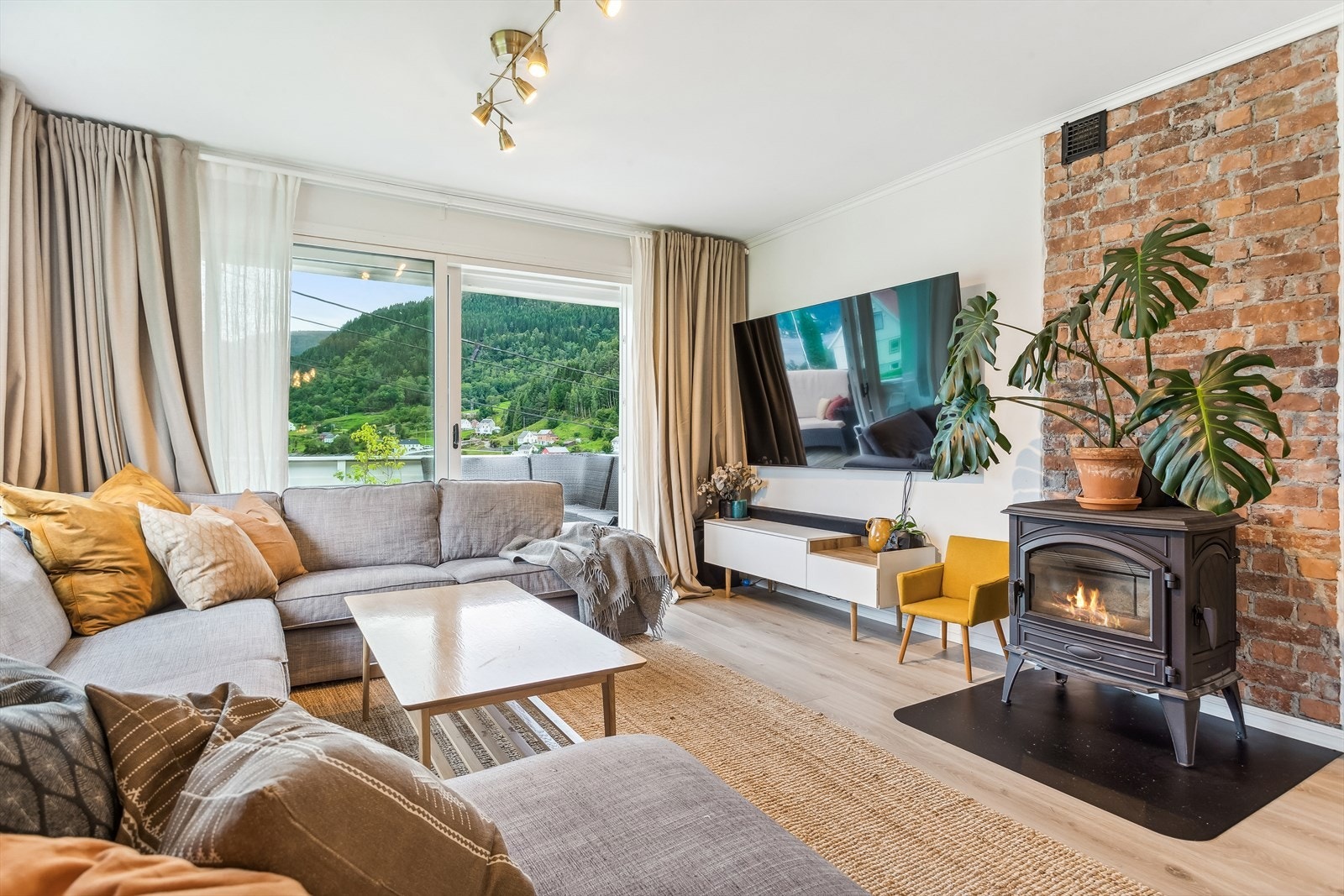 Mye naturlig lysinnslipp med vindusflater på 3 sider Galleribilde