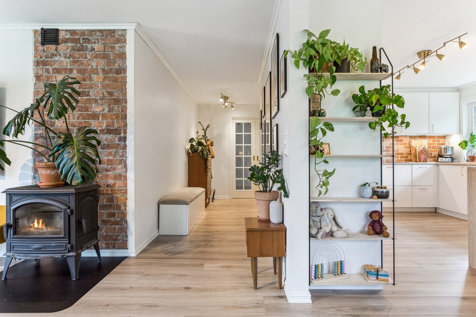 Resten av hoveddelen er pent adskilt i den andre enden av huset Galleribilde