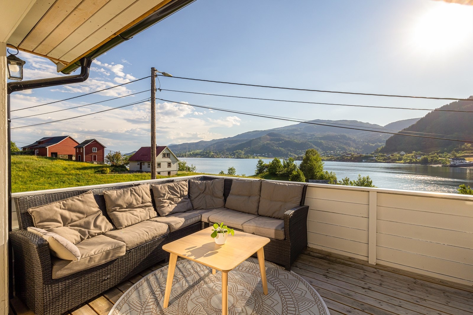 Romslig terrasse med god plass til sittegrupper Galleribilde