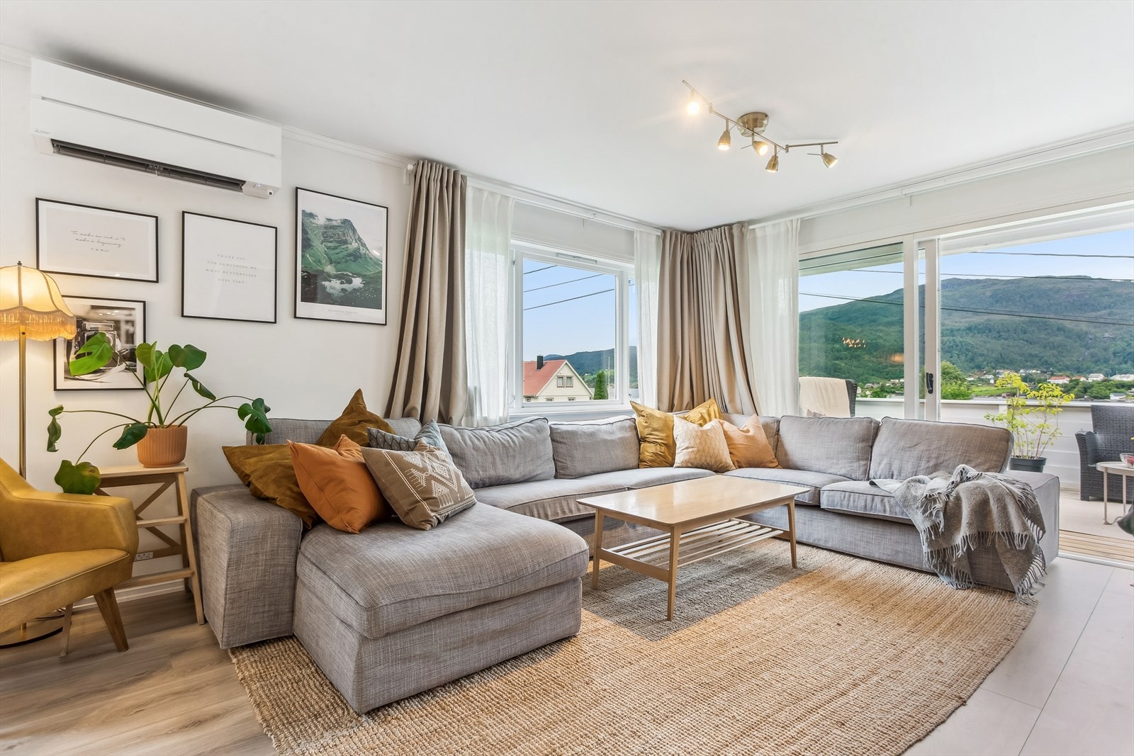 Fra stuekroken kan du nyte en fantastisk utsikt - videre ser man også utgang til terrassen Galleribilde