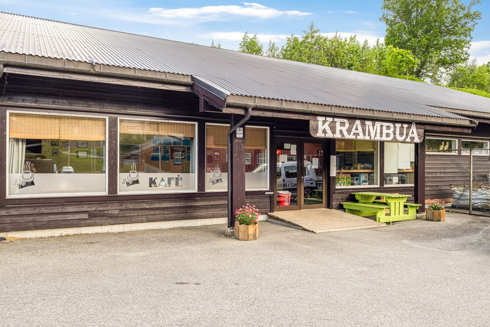 I samme bygg ligger Krambuå Strandebarm med diverse utstyr til hjemmet - Veldig praktisk Galleribilde