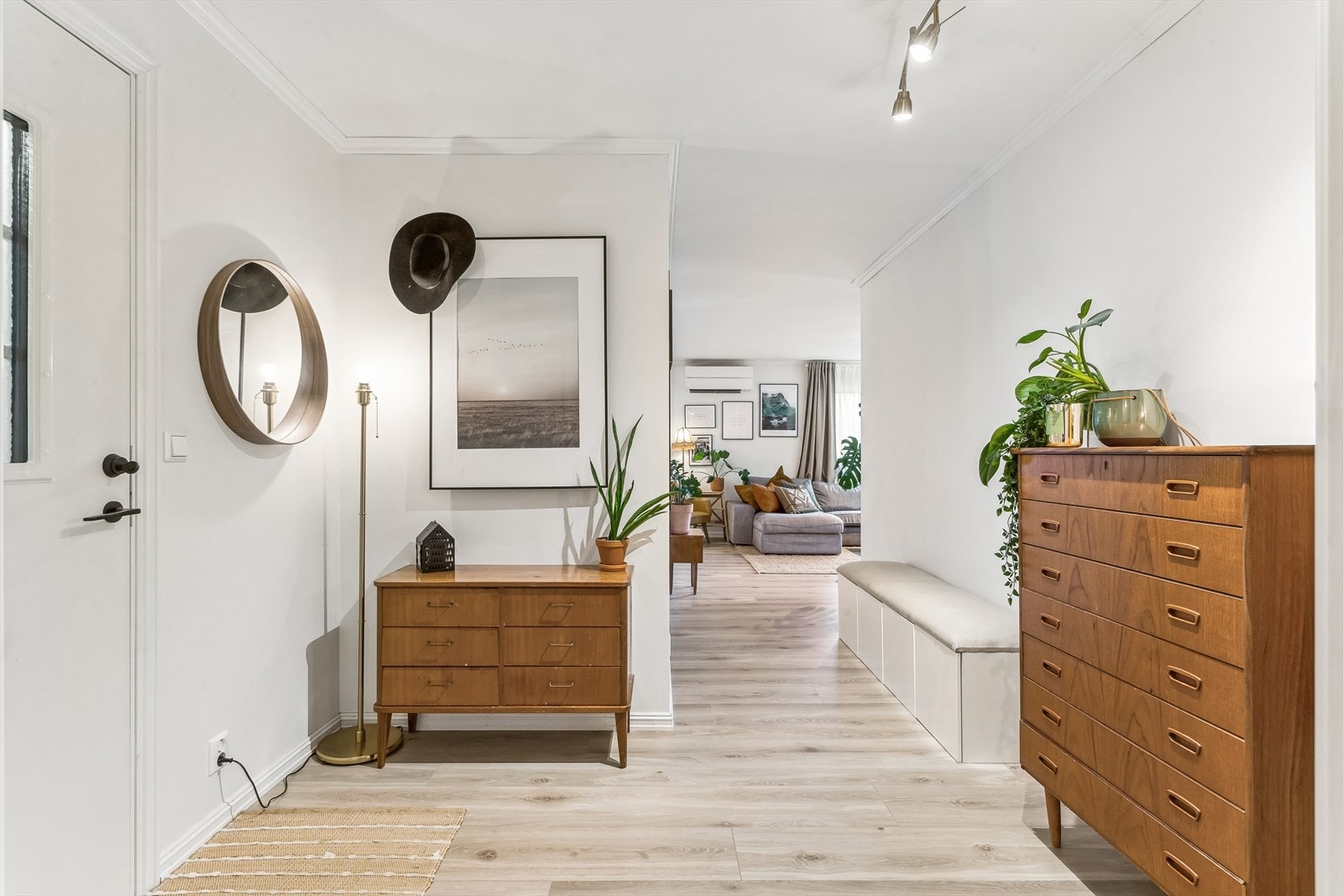 Romslig entré med mange innredningsmuligheter Galleribilde