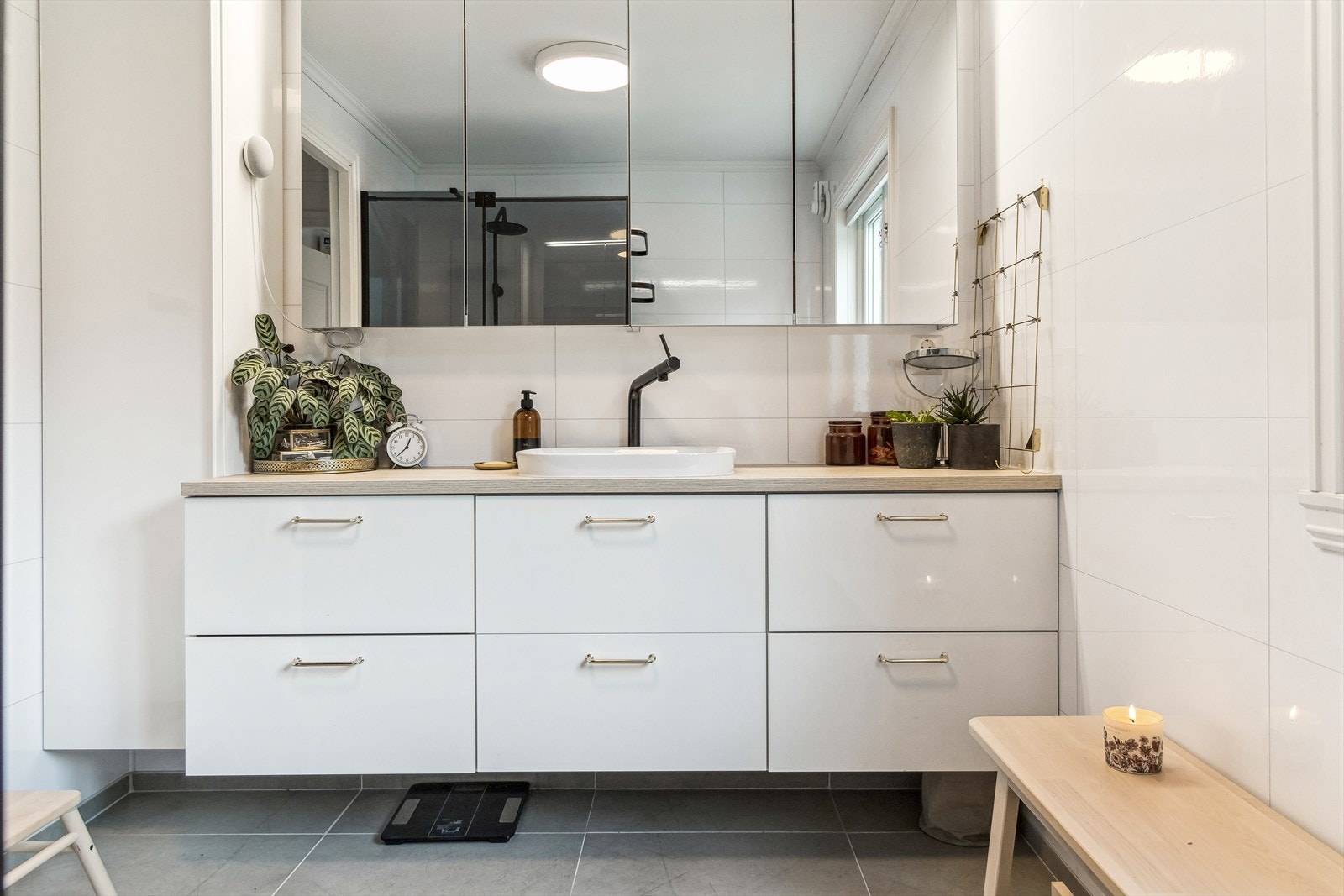 Vegghengt baderomsmøblement med mye benk- og skapplass - Perfekt for barnefamilien Galleribilde