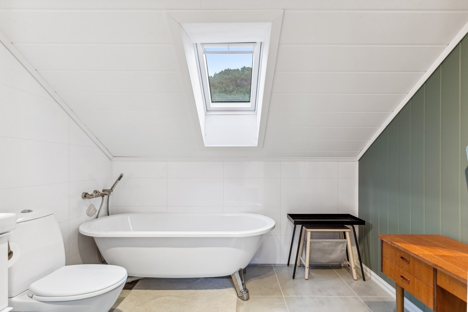 Stilrent bad fra 2023 med varmekabler i gulv Galleribilde