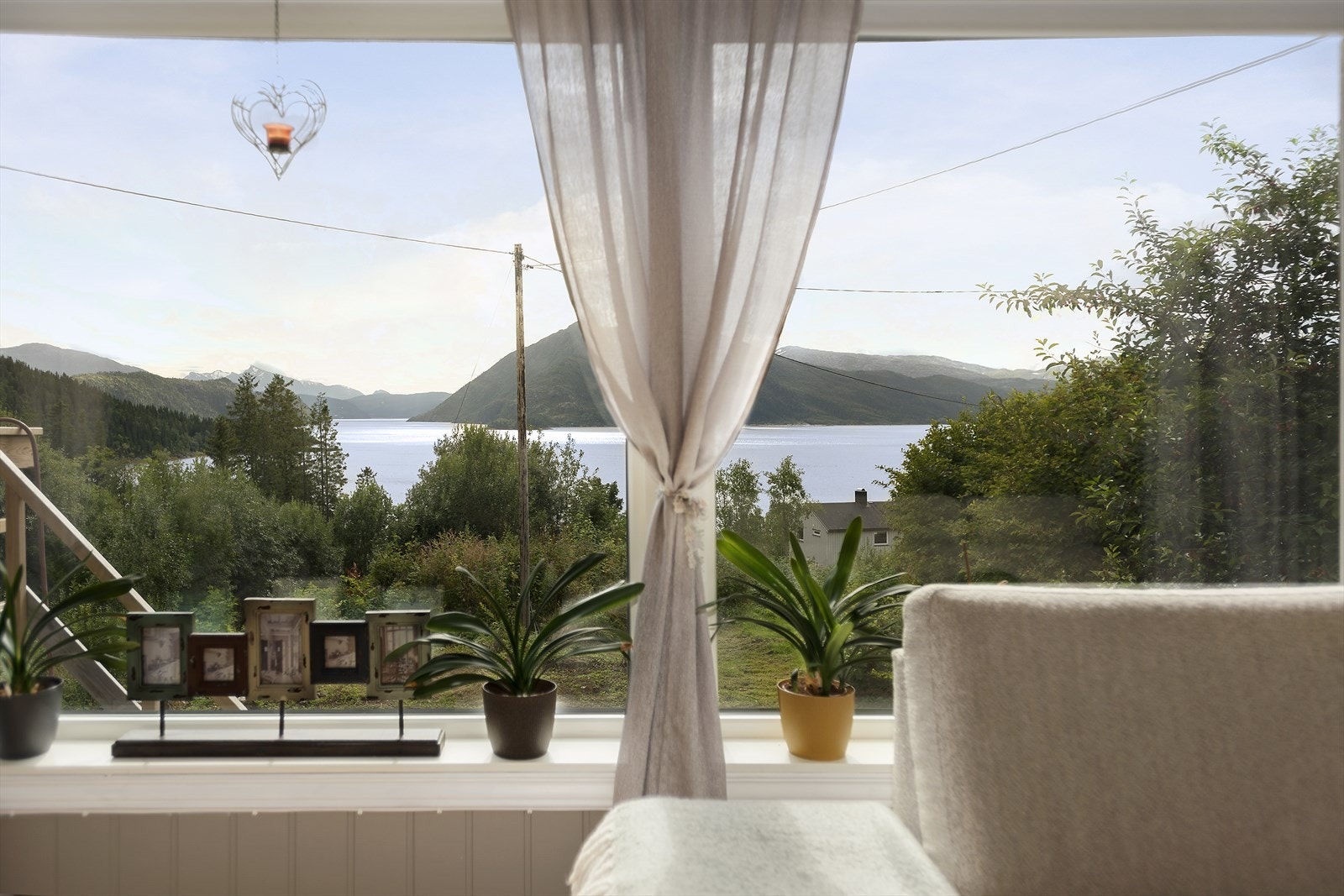 Fra stuen er det fantastisk utsikt utover Elsfjorden som er omkranset av vakre fjell. Galleribilde