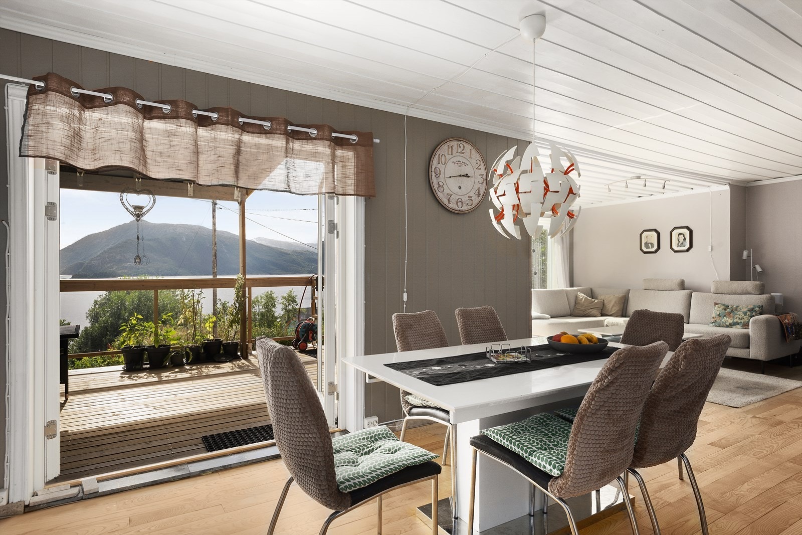 Boligen varmes opp med varmepumpe og vedovn i stue, samt at det er egen varmepumpe i kjeller. Fra spisestuen er det utgang til en hyggelig uteplass. Galleribilde