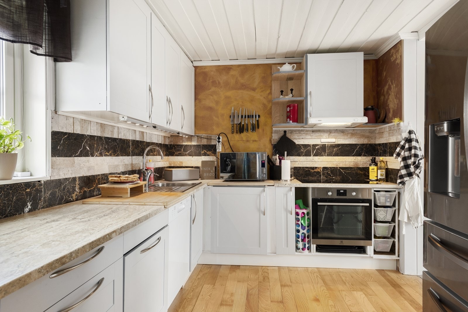 Boligen har et godt utrustet og praktisk kjøkken med stilren innredning med profilerte fronter og benkeplate av marmor. Galleribilde