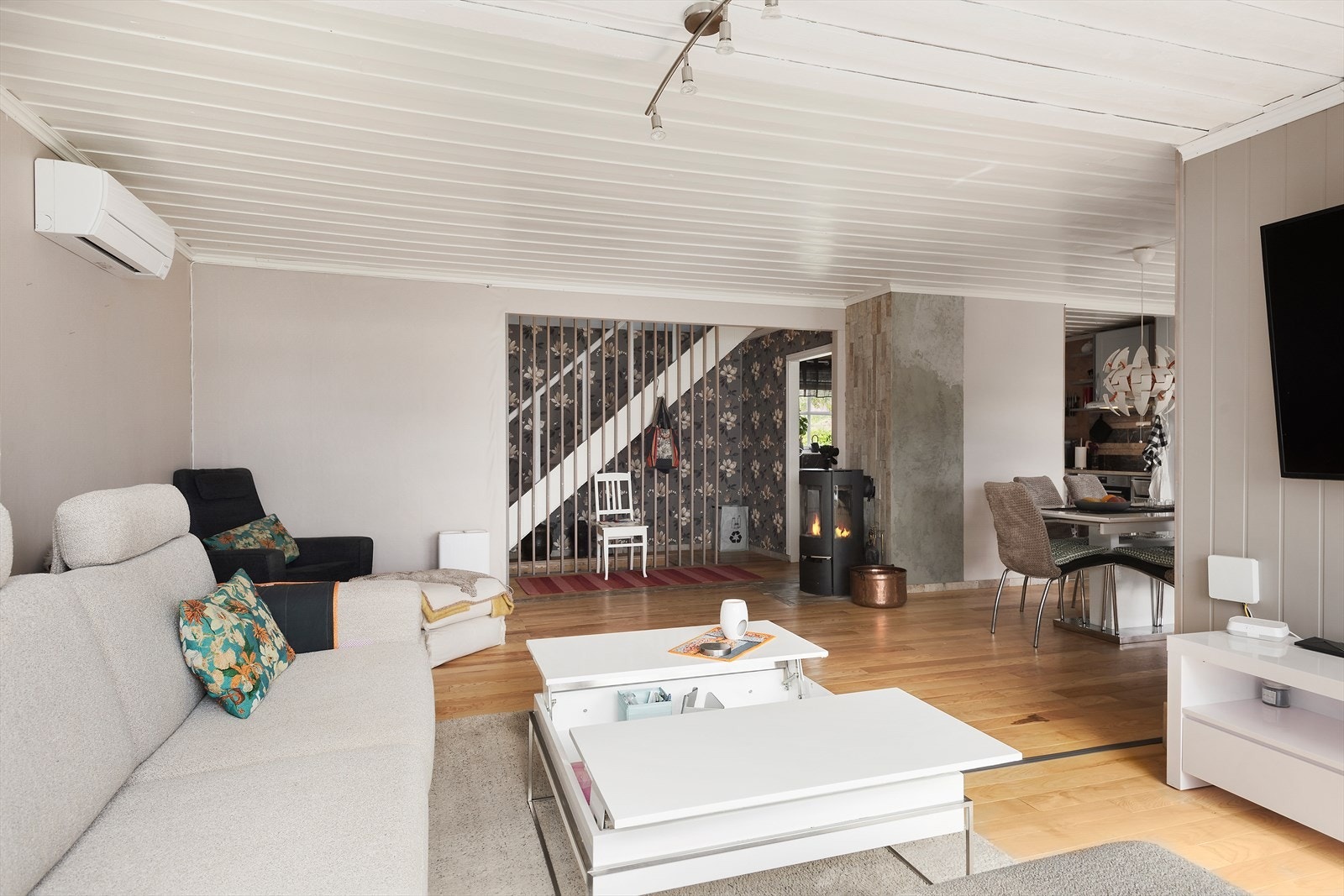 Stuedel der sofakrok/tv er plassert ble tilbygget på slutten av 70-tallet. Stuen er romslig med flere møbleringsmuligheter. Galleribilde