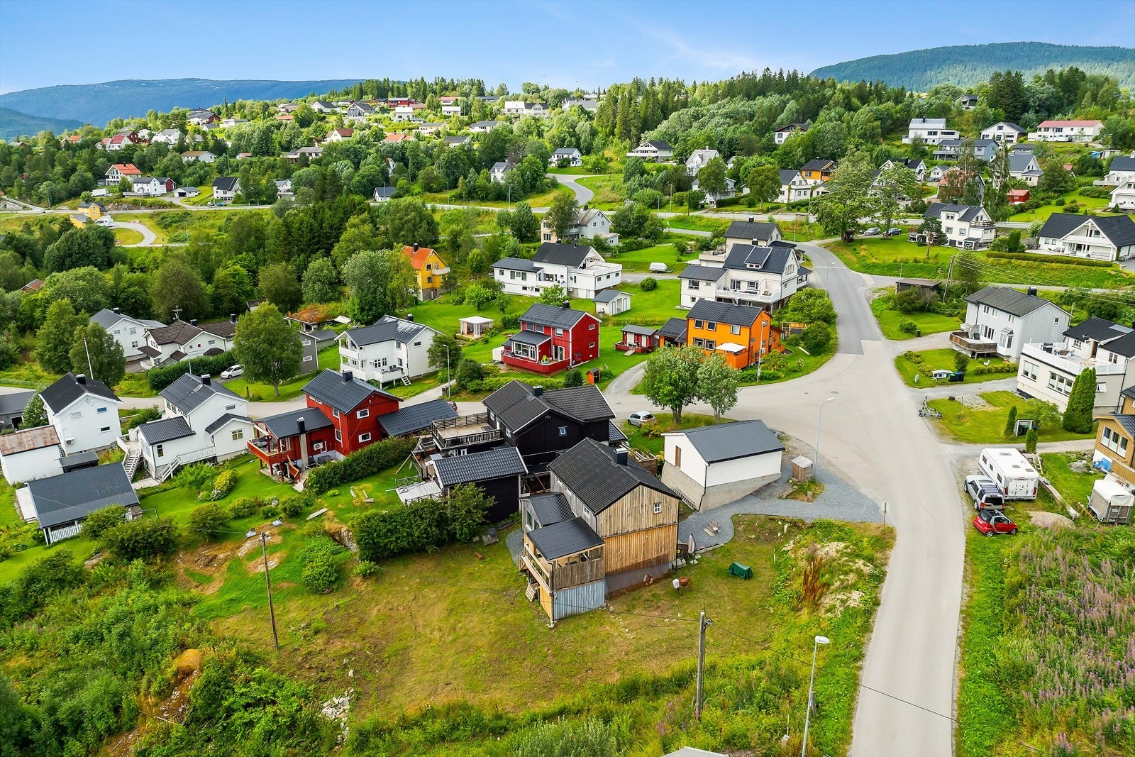 Hemnesberget befinner seg en avstikker fra E6 og ca 10-15 minutter ut mot den idylliske halvøya omringet av fjorder og fjell. Galleribilde