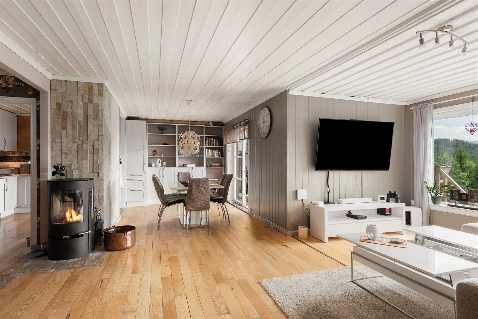 Boligen er innholdsrik og strekker seg over 3 plan, og har en behagelig og god romløsning mellom stue/kjøkken/spisestue. Galleribilde