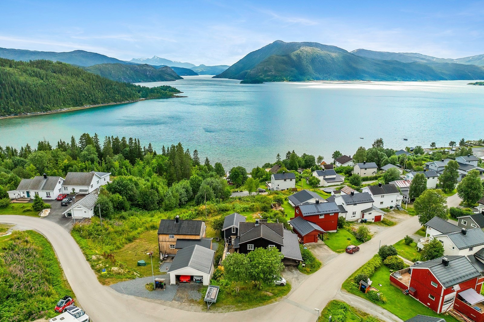 Tomten er romslig med 1 276 m2. Galleribilde