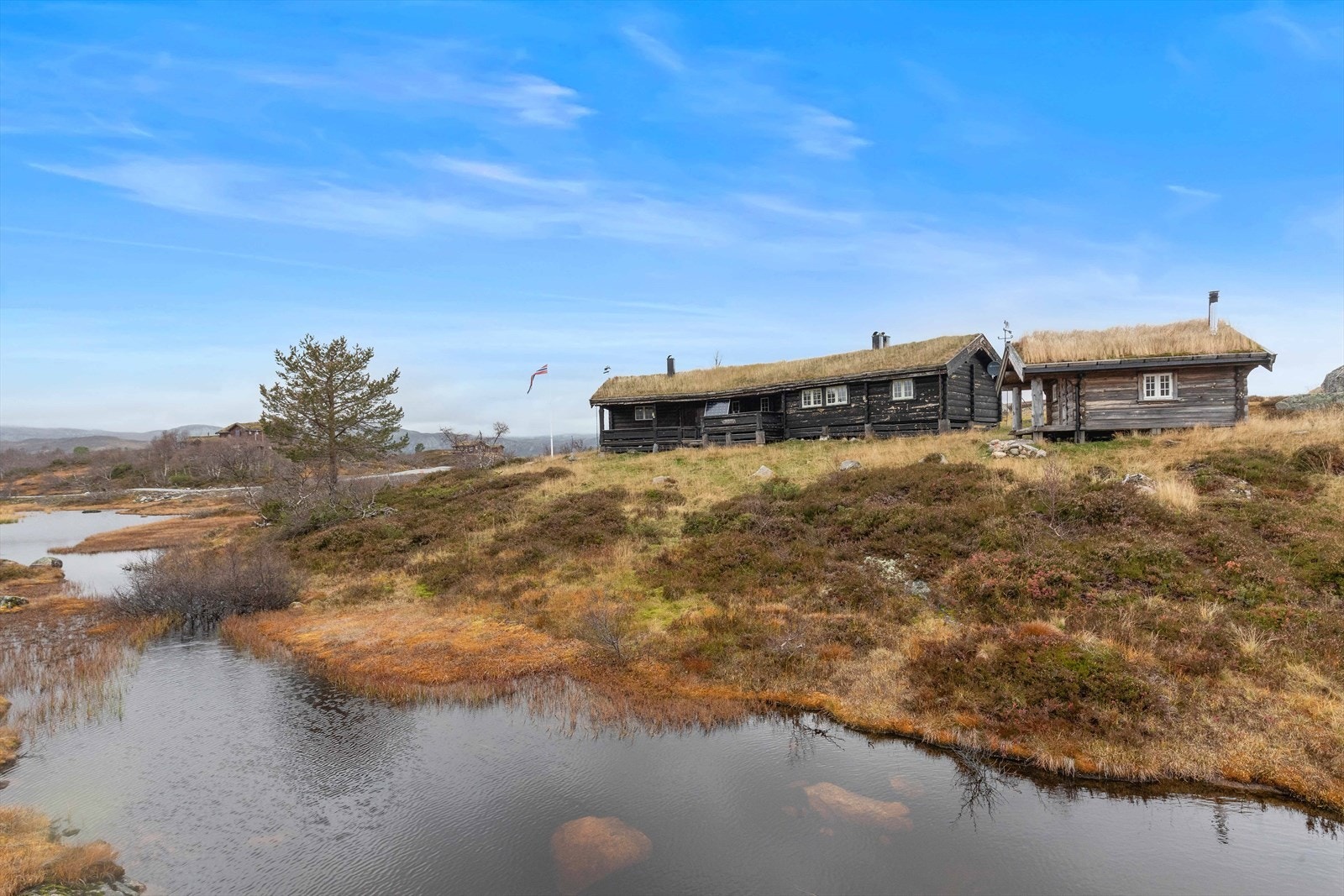 Laftet hytte fra 1992 på stor tomt. Galleribilde