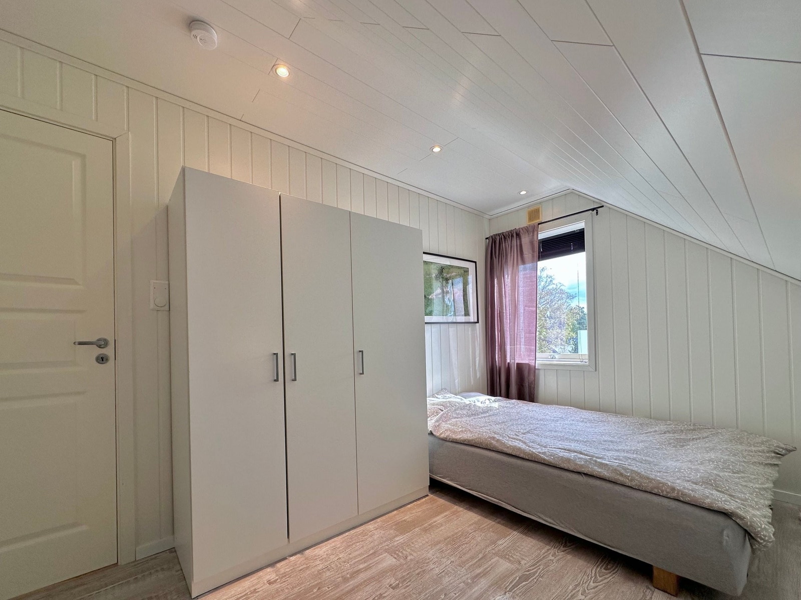 Dette soverommet har i tillegg en kott med god lagringsplass. Galleribilde