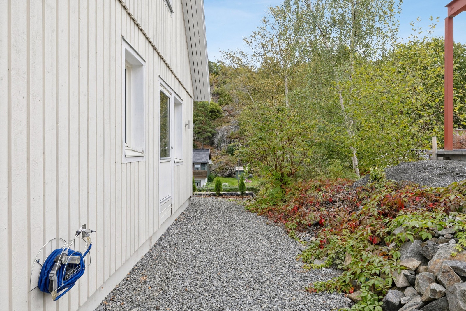 Uteplass fra kjøkkenet - Her er det mulighet til å etablere koselig veranda. Galleribilde