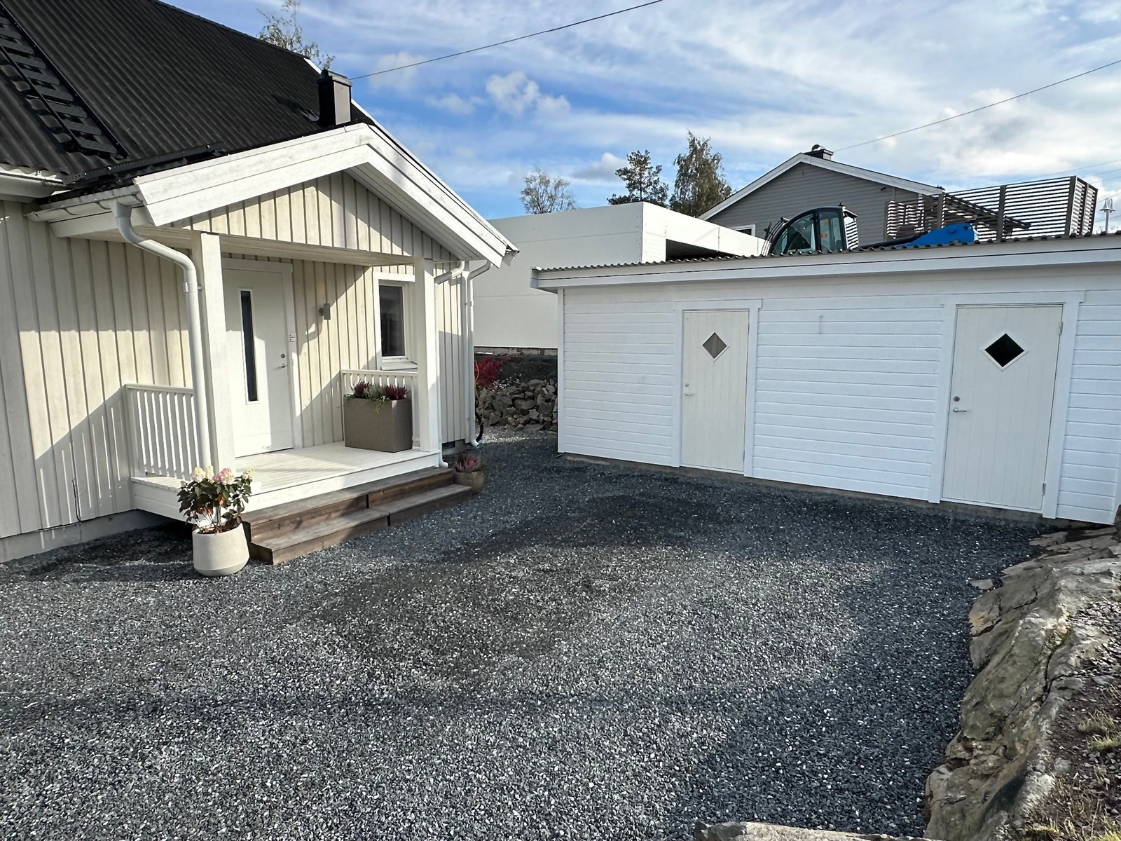 Innkjørsel har god plass til å parkere 2 biler og det er mulig å innstallere EL-lader. Galleribilde