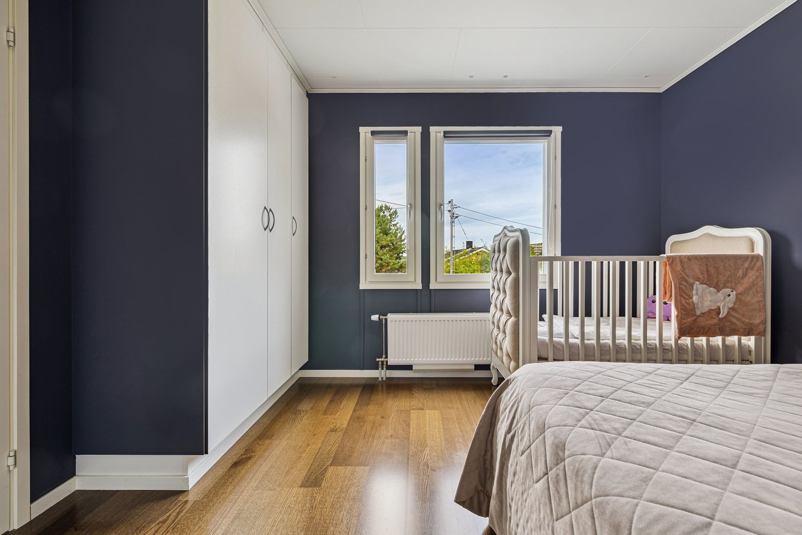 Soverommet har god garderobeplass og godt med lys. Galleribilde