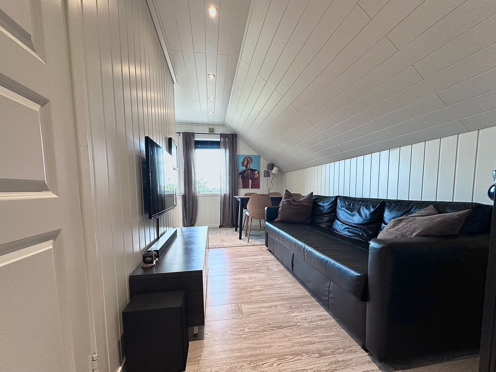 Det er spotlight i alle tak i 2. etasje som gir god lysfordeling. Galleribilde