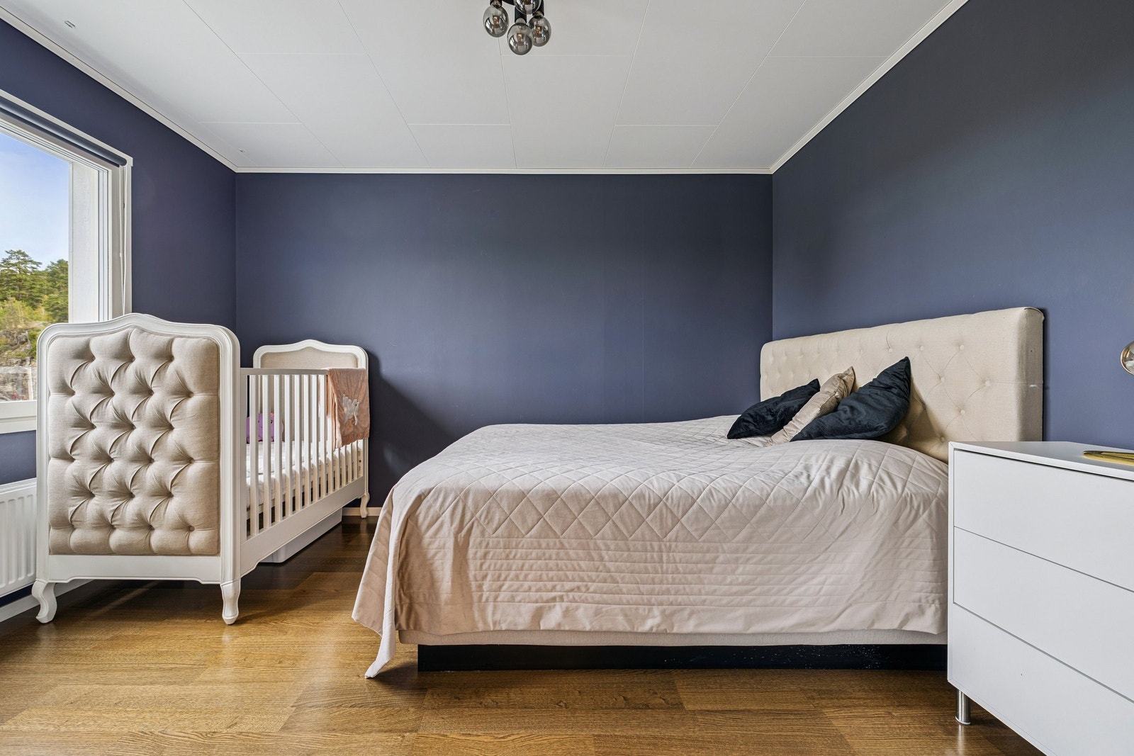 Hovedsoverommet er romslig med mørke veggflater som gir en behagelig og avslappende atmosfære! Galleribilde