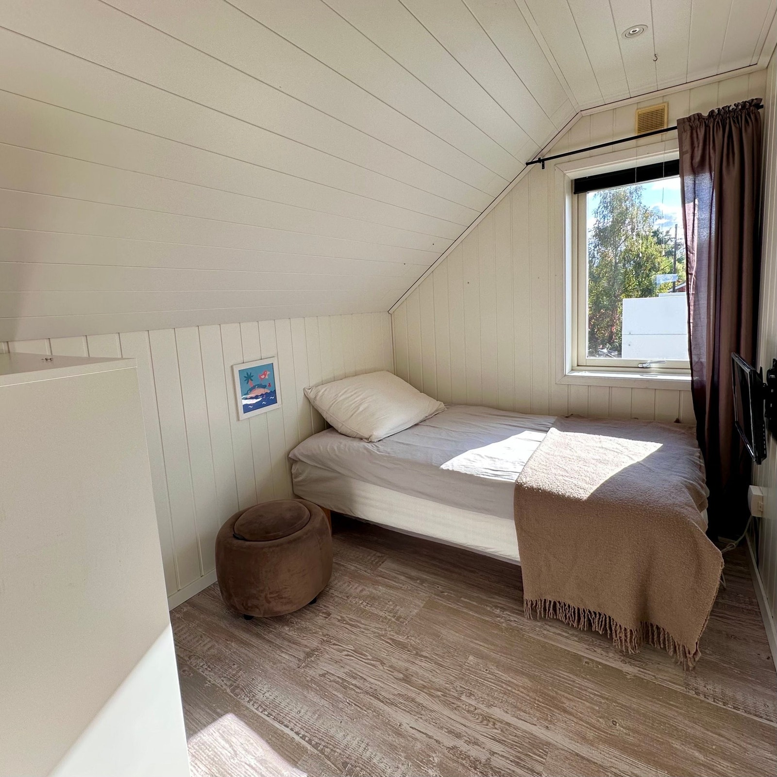 Begge soverom fra 2 etasje har skrå tak men det er god plass og takhøyde. Galleribilde