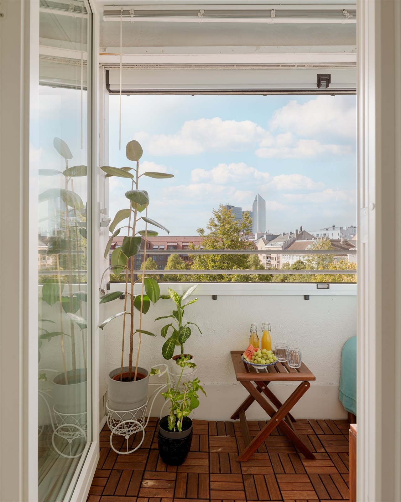 Fra stuen er det utgang til en hyggelig innglasset balkong på 2 kvm. Balkongen har en fin plassbygd sittegruppe hvor sol og utsikt kan nytes! Galleribilde