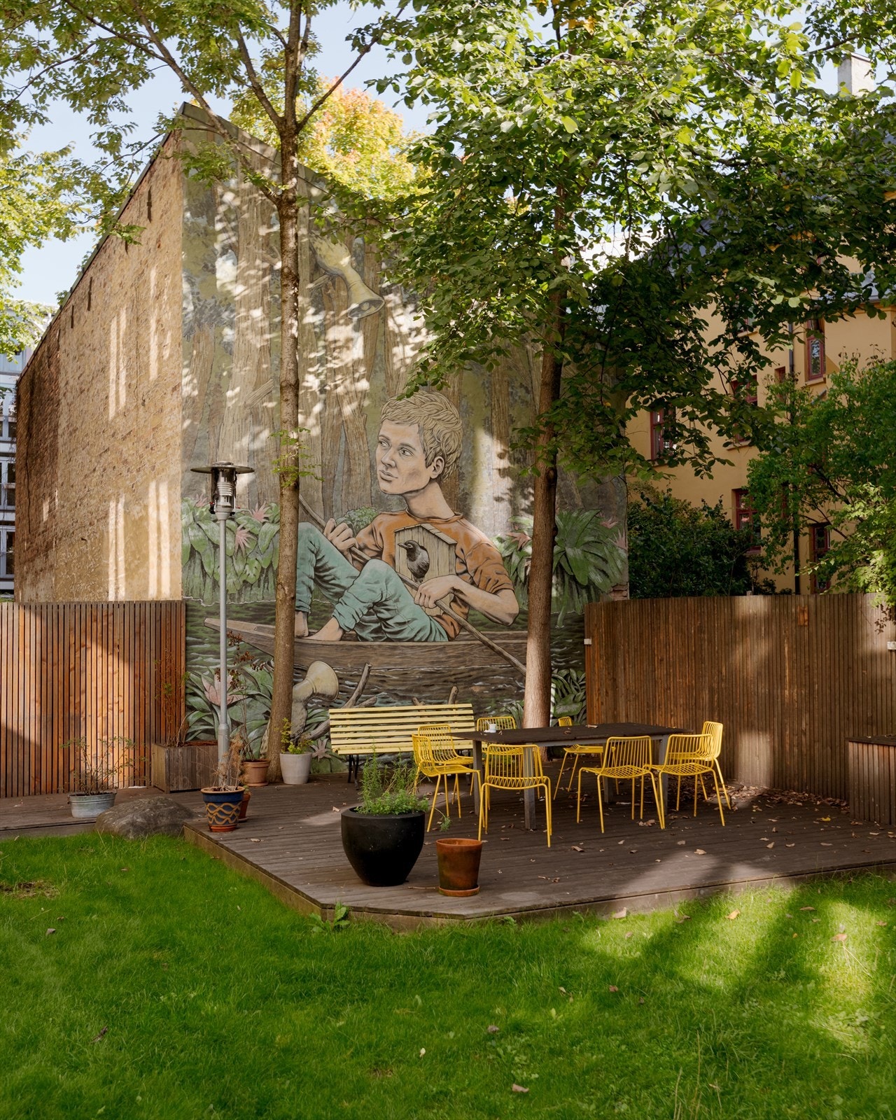 Sitat selger: "Naboene stiller alltid opp for hverandre og det inviteres til grillmat i den koselige bakgården vår". Galleribilde